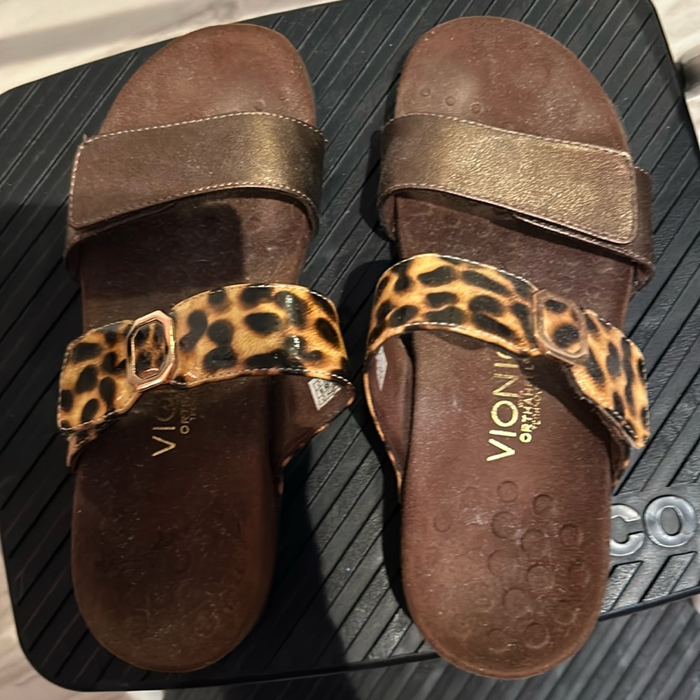 Used vionic Animal Print/Metallic Sandals, adjustable straps w/velcro. Good cond